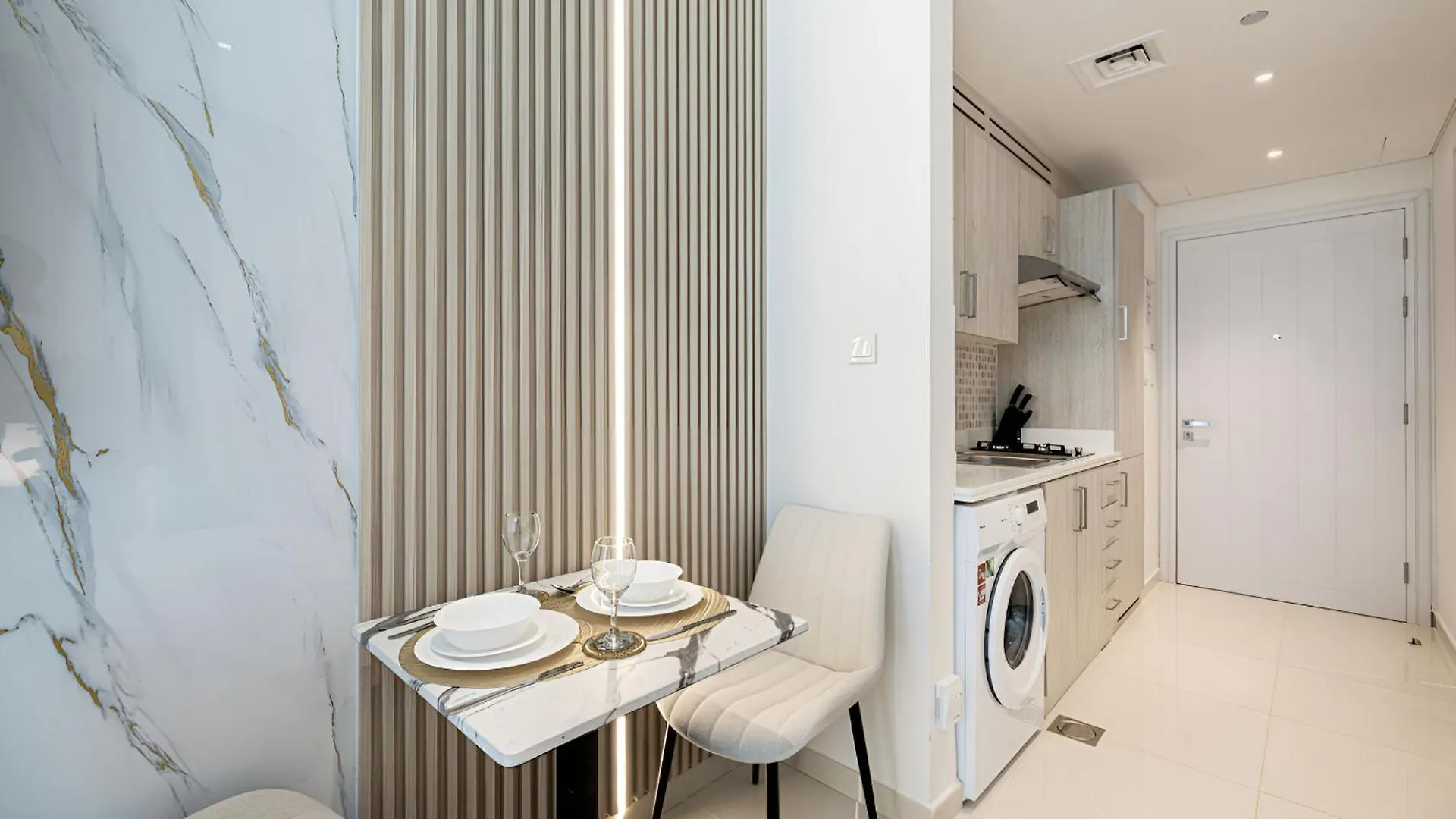 Palm Jumeirah - Luxe Infinity Pool I Direct Beach Access Dubai Apartment