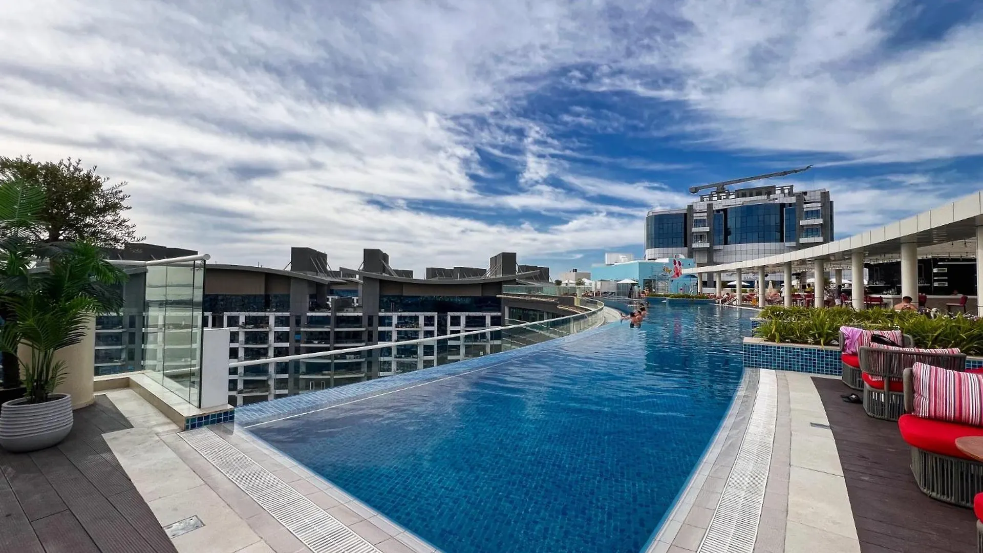 Apartament Palm Jumeirah - Luxe Infinity Pool I Direct Beach Access Dubaj
