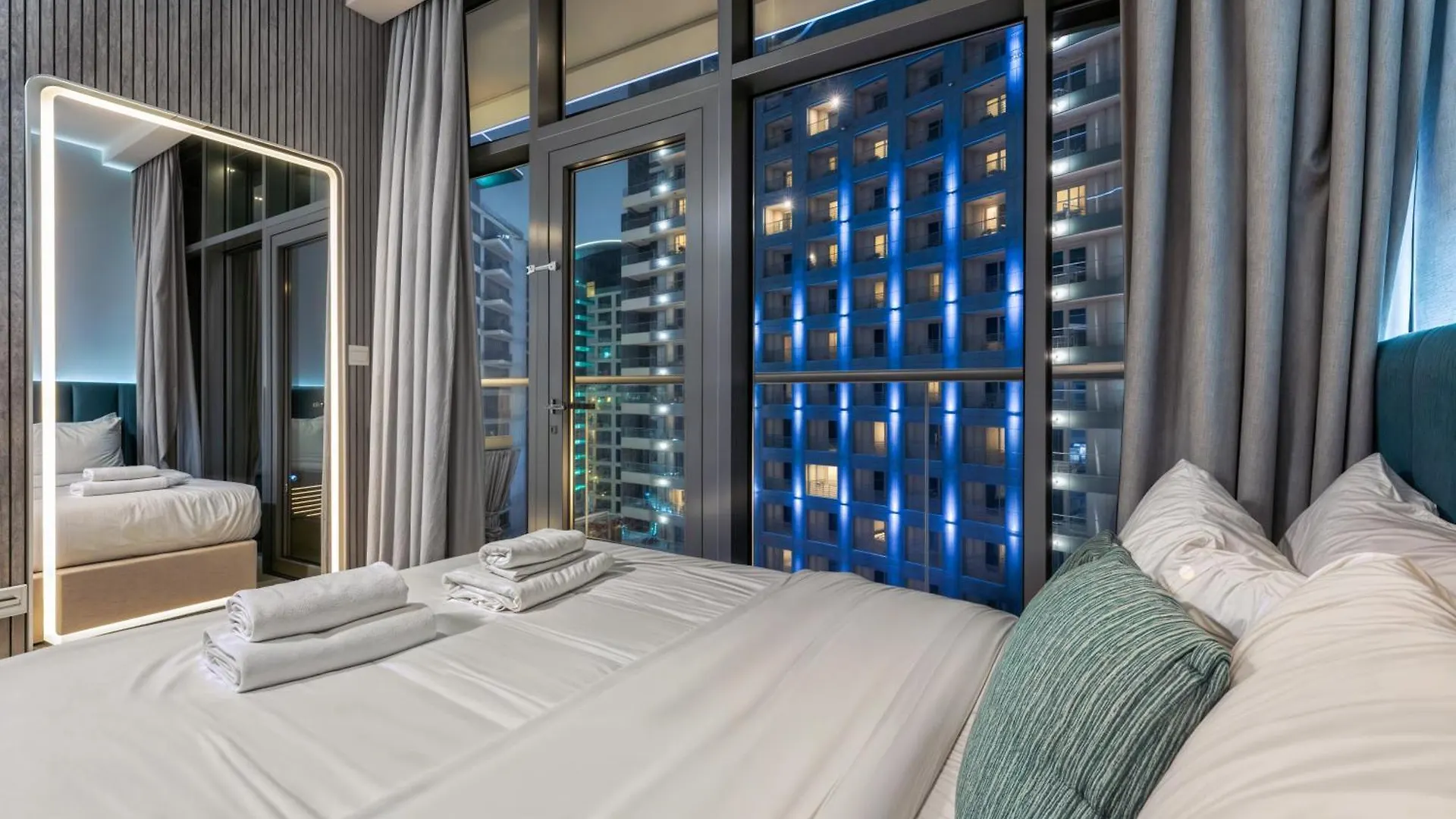 Apartament Palm Jumeirah - Luxe Infinity Pool I Direct Beach Access Dubaj