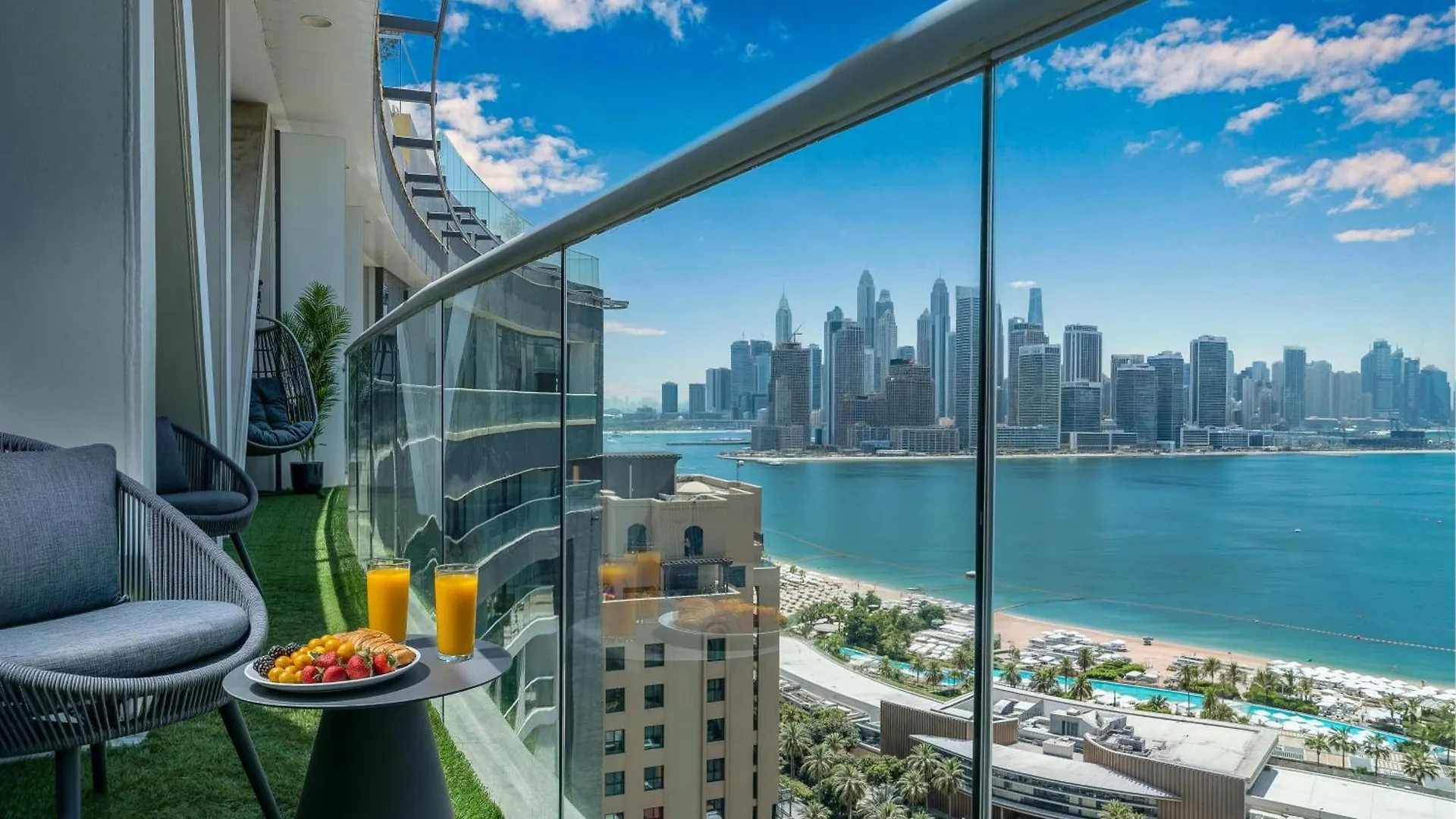 Palm Jumeirah - Luxe Infinity Pool I Direct Beach Access Dubaj