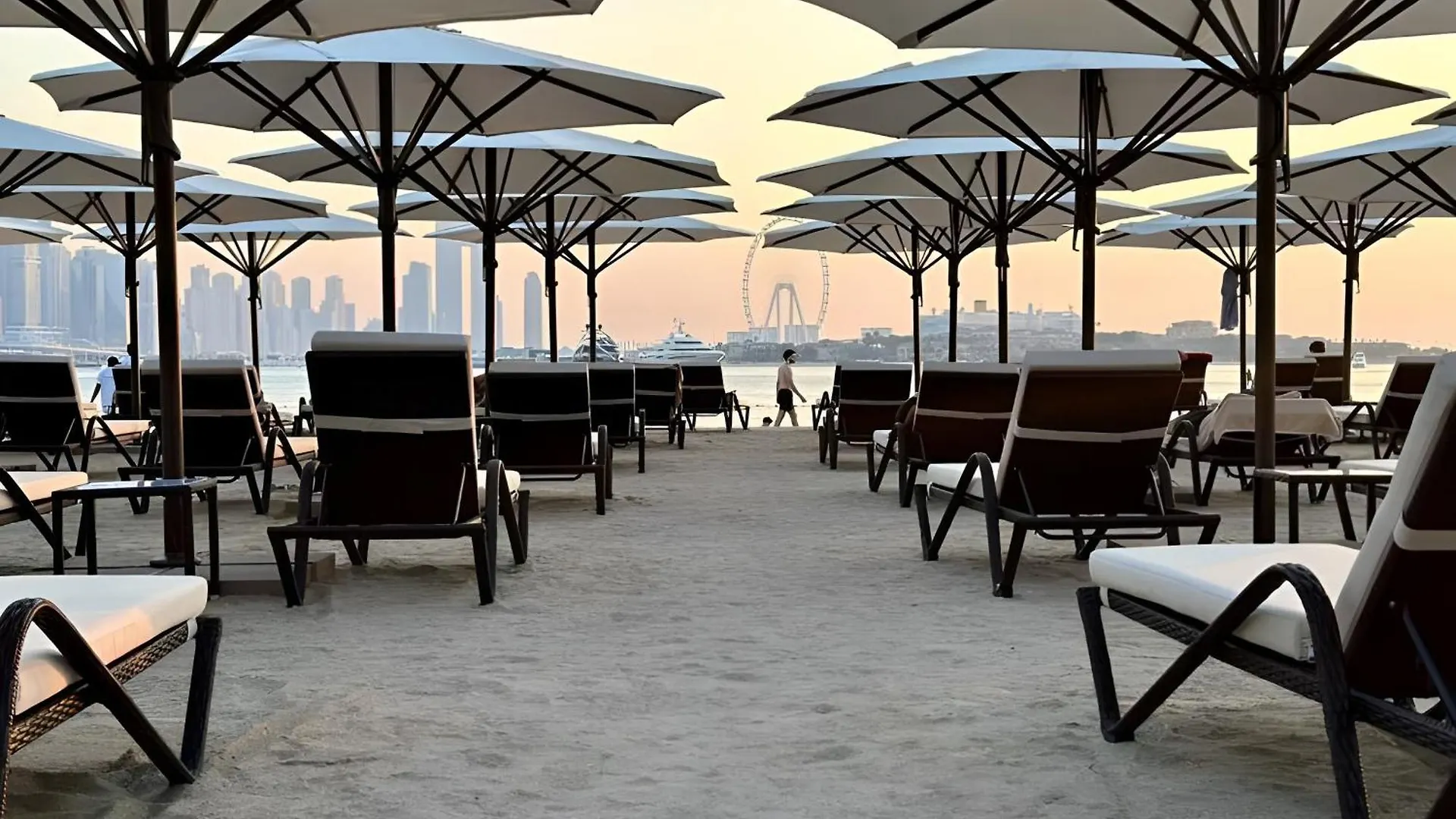 Palm Jumeirah - Luxe Infinity Pool I Direct Beach Access Dubai United Arab Emirates