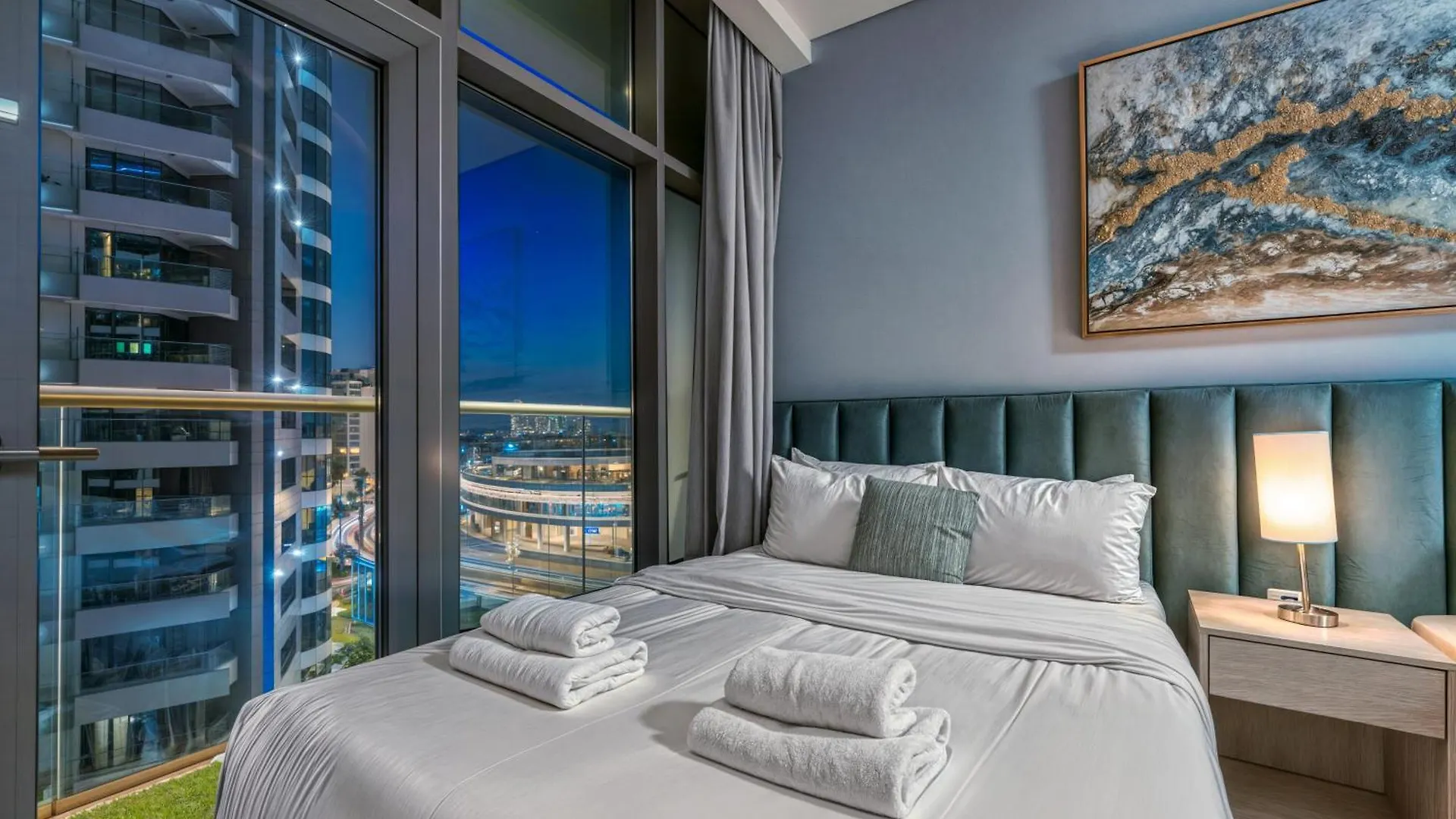 Palm Jumeirah - Luxe Infinity Pool I Direct Beach Access Dubai Apartment