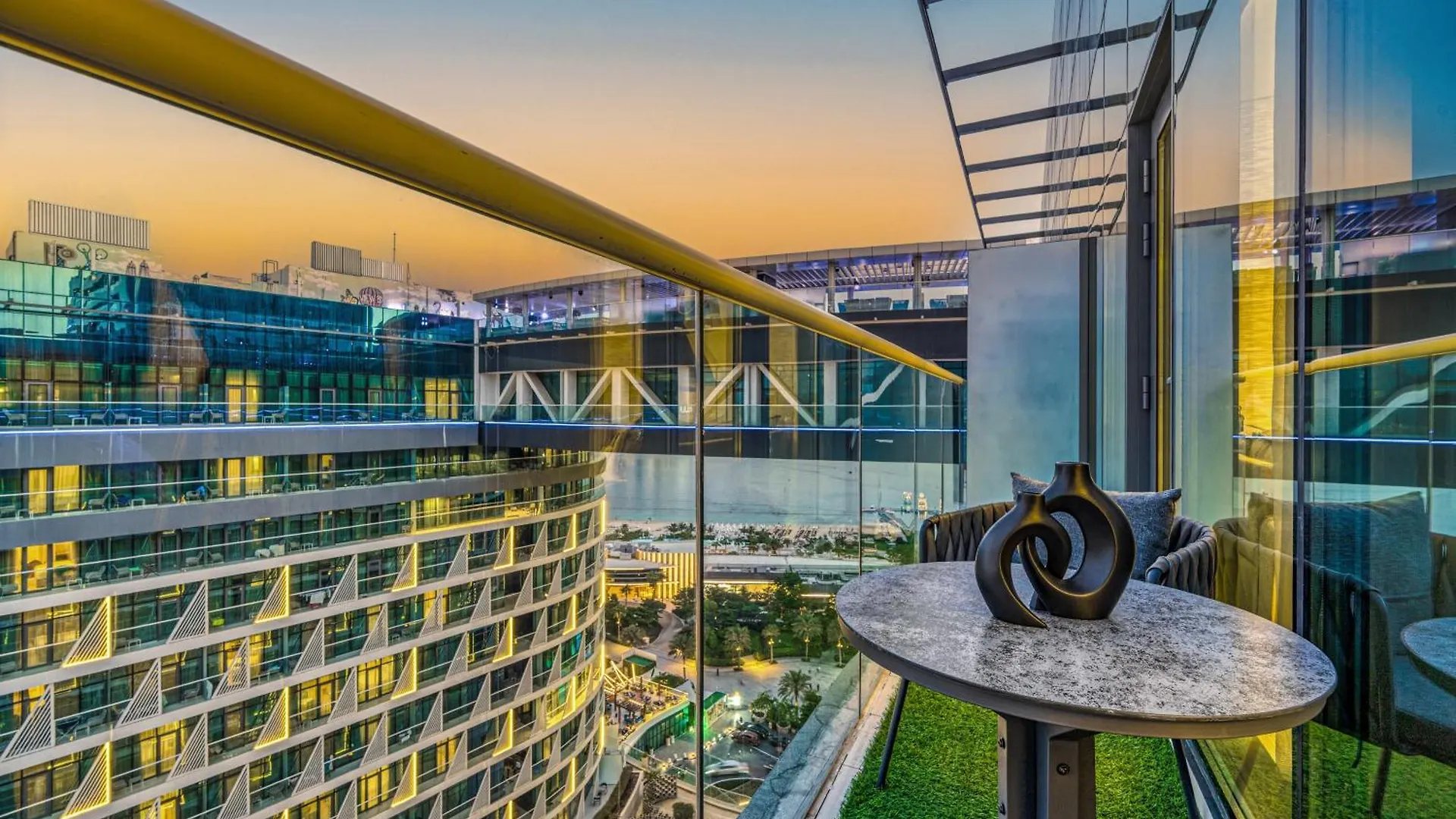 Palm Jumeirah - Luxe Infinity Pool I Direct Beach Access Dubai Apartment