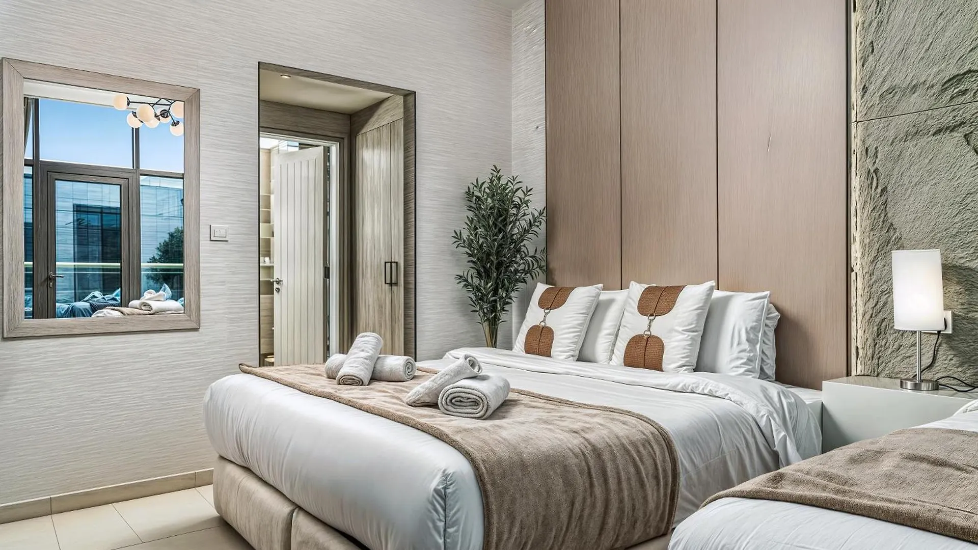 Palm Jumeirah - Luxe Infinity Pool I Direct Beach Access Dubai Apartment
