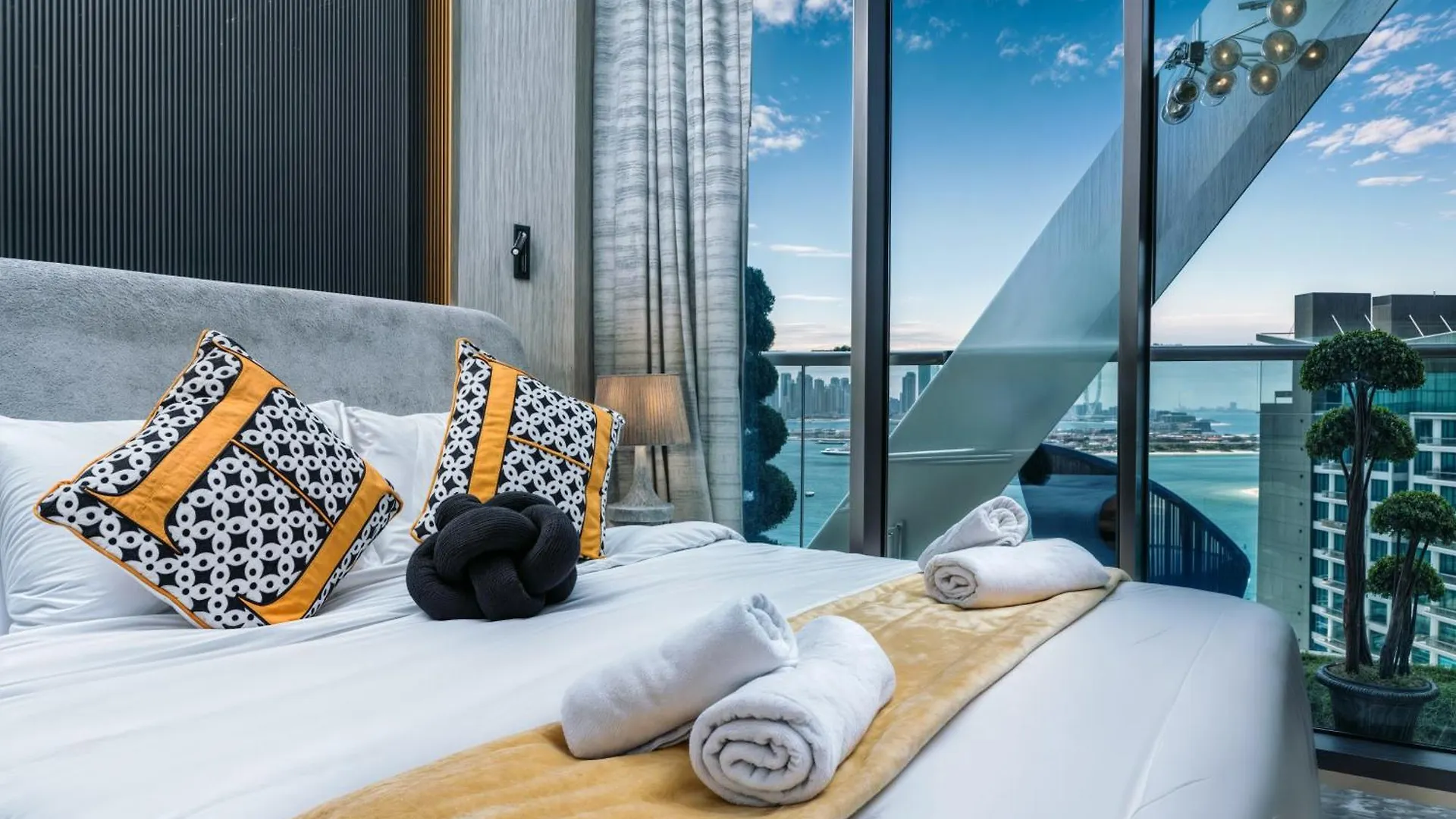 Palm Jumeirah - Luxe Infinity Pool I Direct Beach Access Dubai